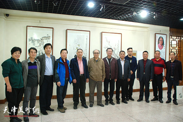 天津画家郭书仁、郭凤祥、翟鸿涛、杨建国与当地各界人士在画展现场。