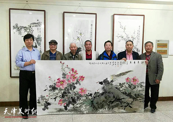 天津画家郭书仁、郭凤祥、翟鸿涛、杨建国与当地各界人士在画展现场。