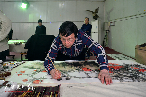 李根友在慰问活动现场。