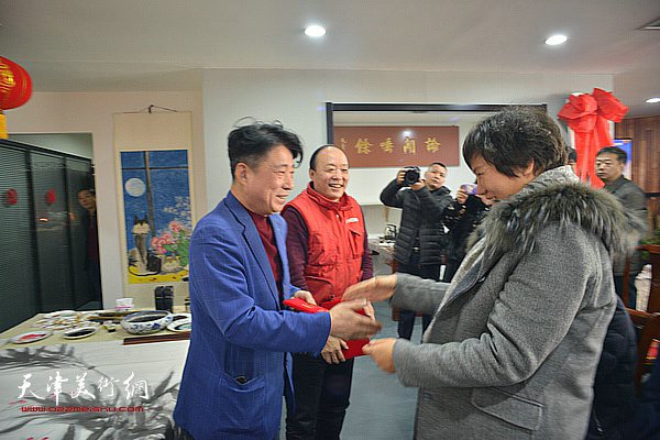 刁雅芸向凌奥创作中心负责人王海云、刘永华颁发聘书。