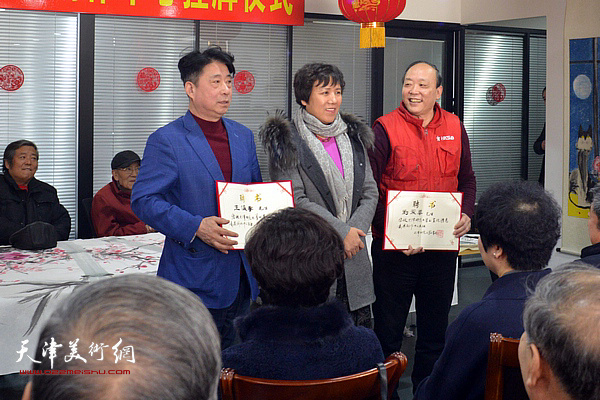 刁雅芸向凌奥创作中心负责人王海云、刘永华颁发聘书。