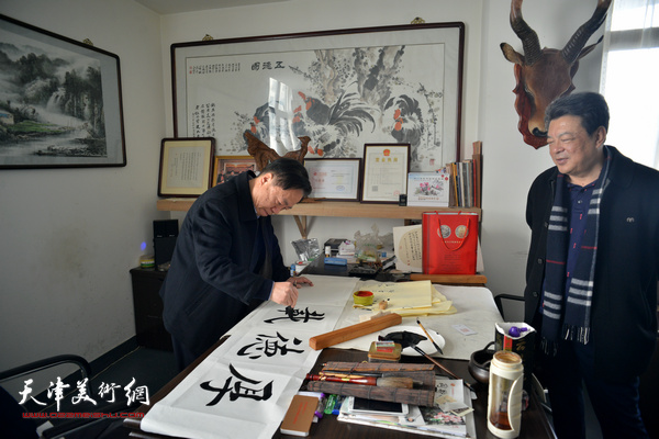 王润昌、李庆林在凌奥创作中心创作。