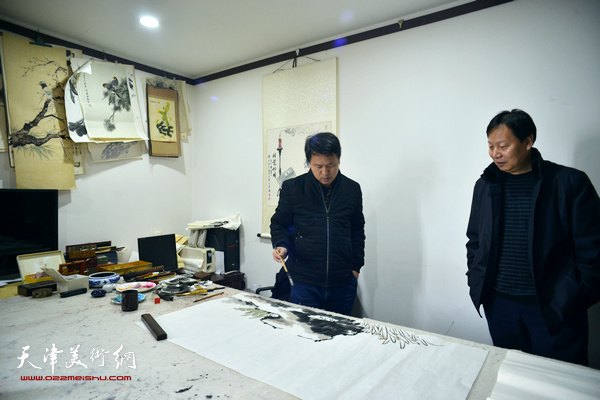 吴春发、张洪春在凌奥创作中心创作。