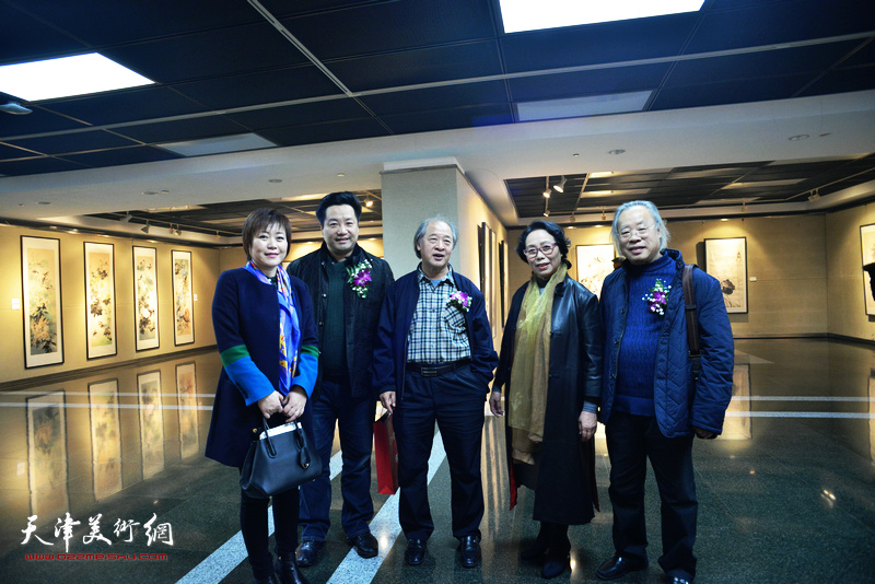 “陌上花开-崔燕萍中国画艺术展”在上海图书馆开幕，图为崔燕萍与王书平、王金厚、李澜以及上海的嘉宾在画展现场。