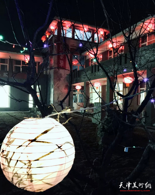 节日里的贾广健艺术馆，荷花池里的荷花灯飘浮水面，灯光水影交相辉映，寓意着团圆幸福、和谐美满。