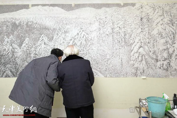 纪振民与卞昭宏在认真观看部队官兵们创作的书画作品