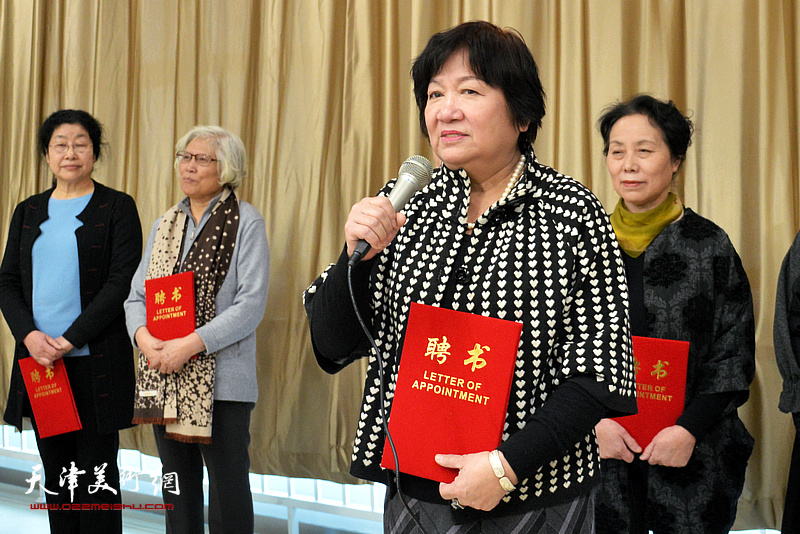 庆祝三八妇女节 女书画家走进天津高新区送文化