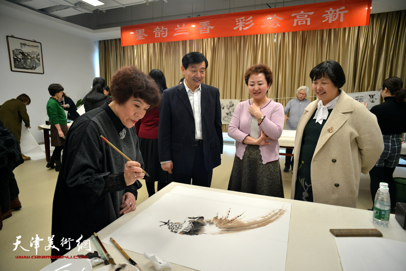 庆祝三八妇女节 女书画家走进天津高新区送文化