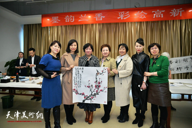 庆祝三八妇女节 女书画家走进天津高新区送文化