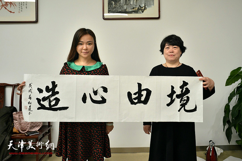 庆祝三八妇女节 女书画家走进天津高新区送文化