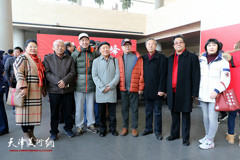 纪振民、姬俊尧、曹志军、刘耕涛、张芝琴等在画展现场。