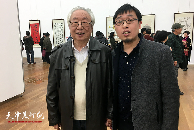 孙克、张枕石在画展现场。