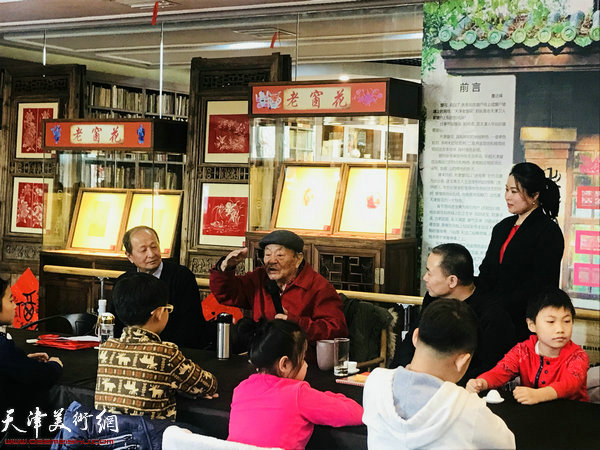 著名版画家吴燃先生在水香洲书院与孩子们一起分享了窗花艺术。