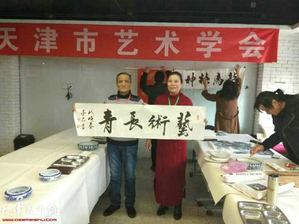 刘泽光在联谊会上展示书法作品。