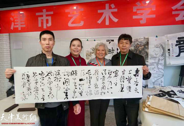 刘春雨在联谊会上展示书法作品。