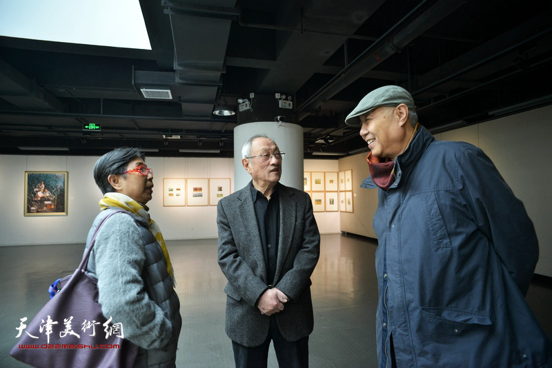 姜陆、张京生、王元珍在画展现场。