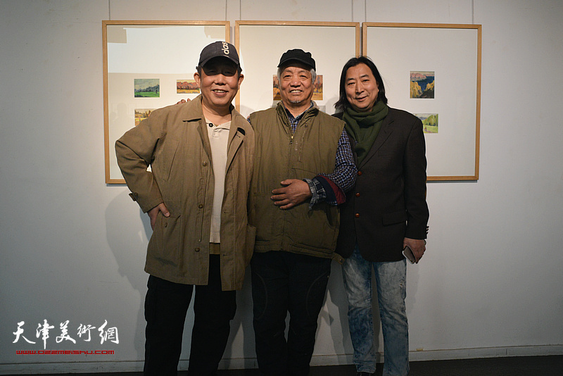 孙建平、杨亦谦、段守虹在画展现场。