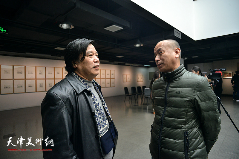 李耀春、潘积成在画展现场。