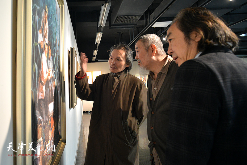 王小杰、姚铁正、郭雅希观赏展出的边秉贵艺术作品。