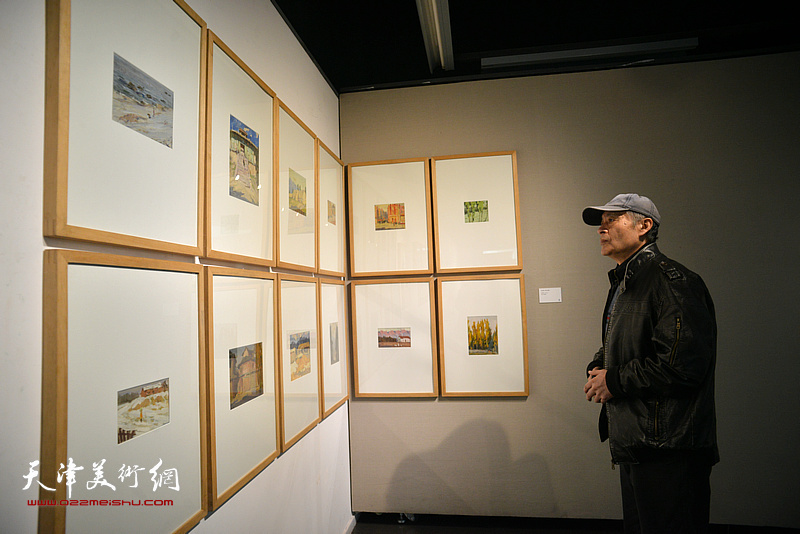 王书朋观赏展出的边秉贵艺术作品。