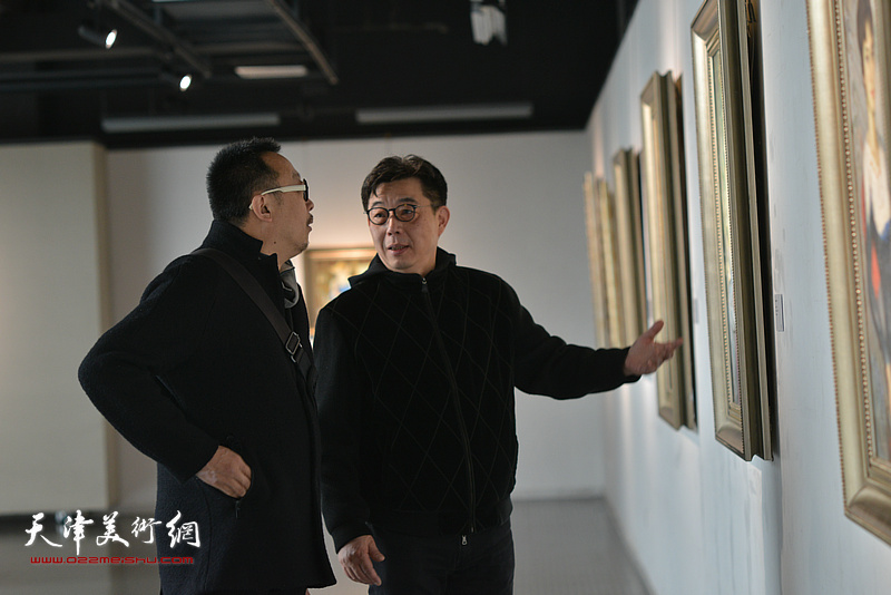 梁克刚、李天国观赏展出的边秉贵艺术作品。