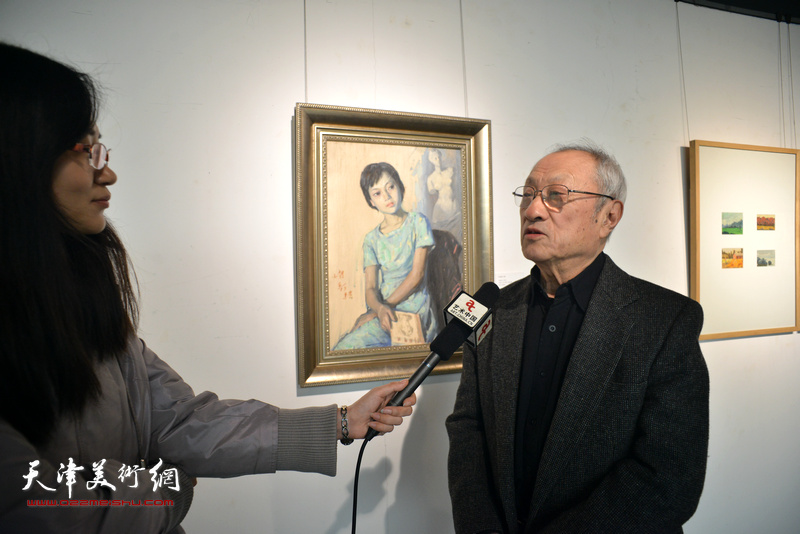 张京生在边秉贵艺术作品展上接受网络媒体采访。