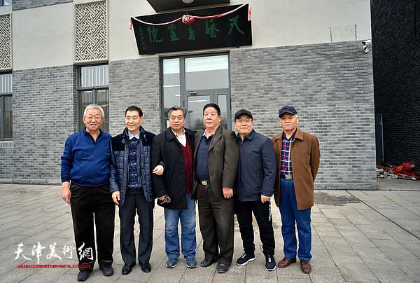 左起：张宝忠、冯明、谢天祥、刘凤鸣、孙连贵、杨天笑在联谊会现场。