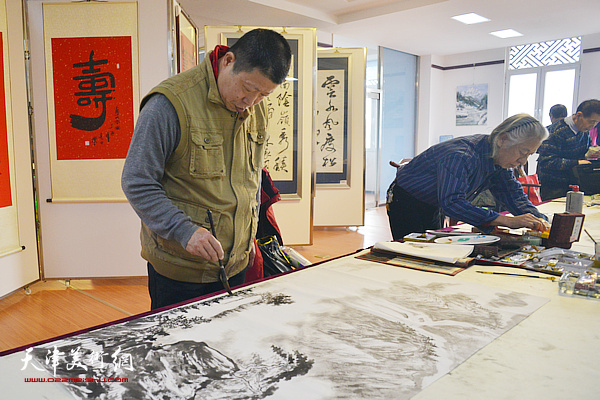 郭顺章在联谊会现场创作。