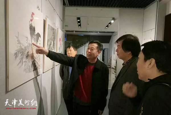 李增亭为史振岭、王志毅、孙敬山介绍展出的作品。