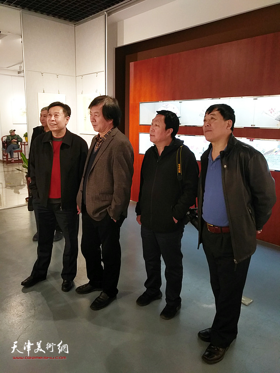李增亭陪同史振岭、王志毅、孙敬山观赏展出的作品。