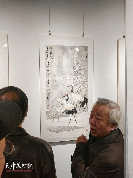 阮克敏在观赏展出的作品。