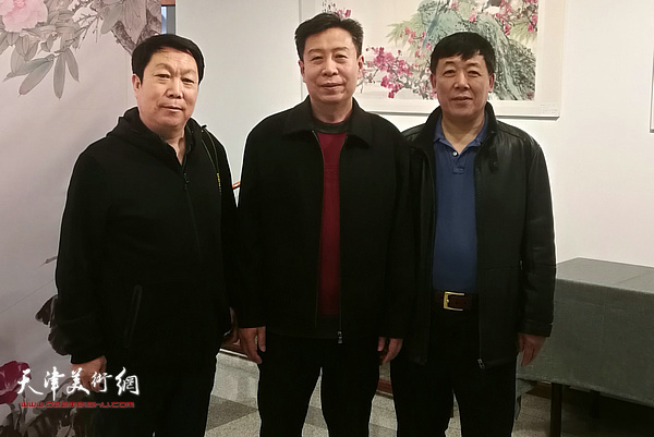 李增亭、王志毅、孙敬山在画展现场。