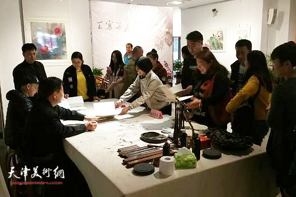 李增亭在七墨斋艺术馆进行现场创作并与观众的交流互动