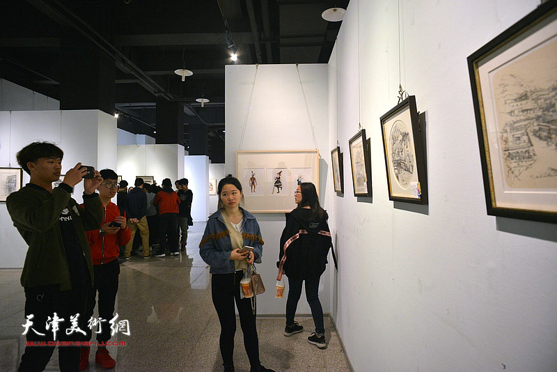 “2018天津大学生水彩画展”现场。