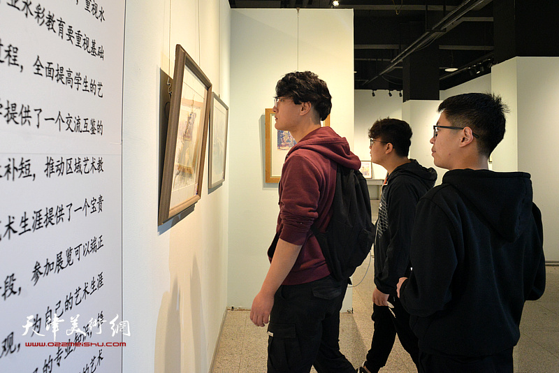 “2018天津大学生水彩画展”现场。
