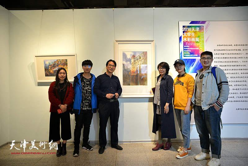 “2018天津大学生水彩画展”现场。