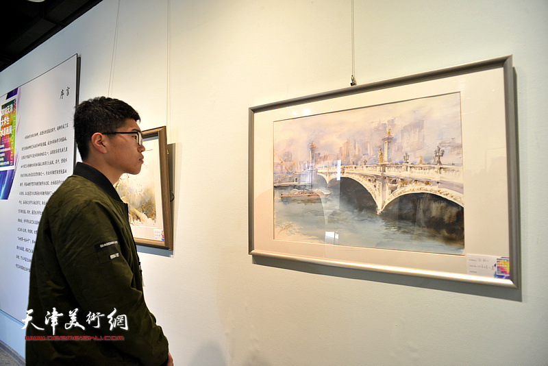 “2018天津大学生水彩画展”现场。