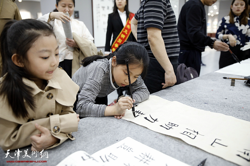 东丽区群众书画笔会庆祝改革开放四十周年