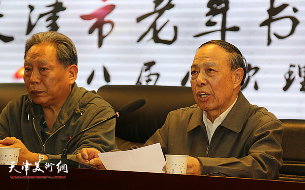 天津市书画家研究会常务副会长兼秘书长张峻屹主持会议