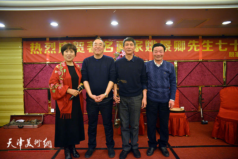 张寿庠、李治邦与京剧名家在活动现场。