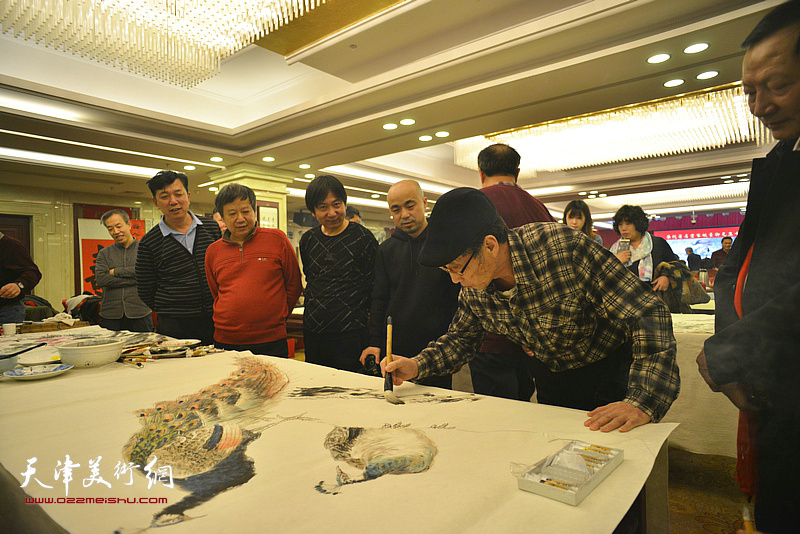 卢炳剑在活动现场创作。