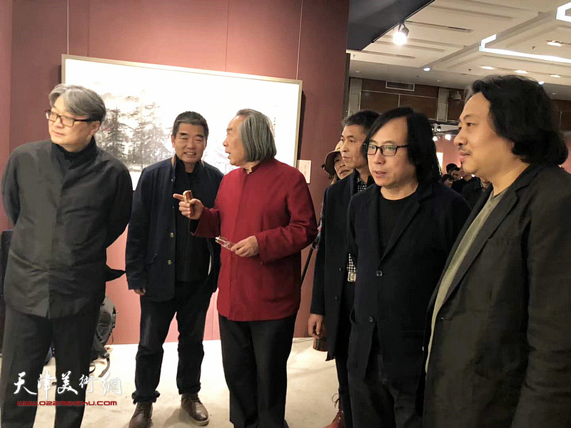 范存刚、霍春阳、贾广健、唐辉、岳黔山在展览现场