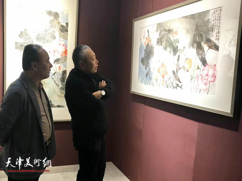 李翔、马小刚在观赏展出的作品。