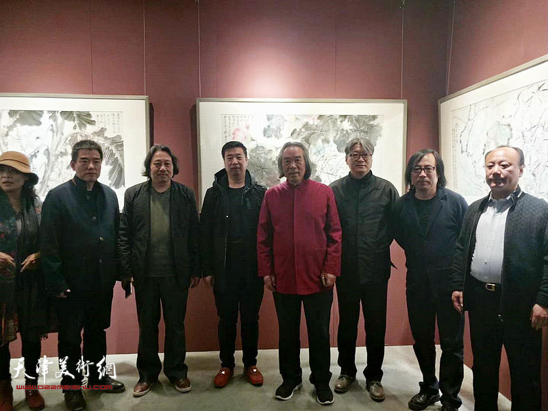 霍春阳、范存刚、贾广健、岳黔山、马小刚与来宾在展览现场。
