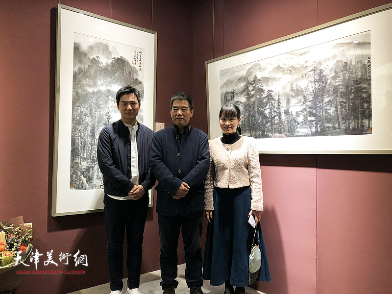 岳黔山与来宾在画展现场。