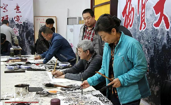 申世辉教授对学员学习作品进行讲解点评