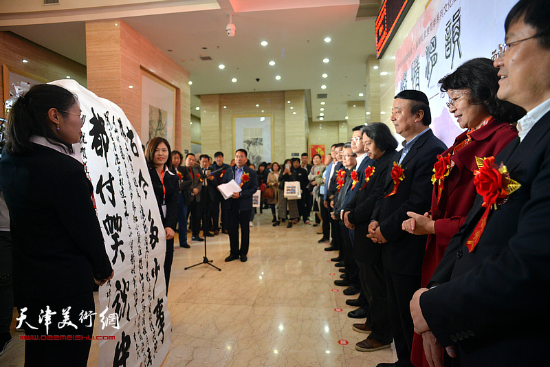 现场展示原甘肃省军区参谋长季志民为范扬画展题写的祝贺词