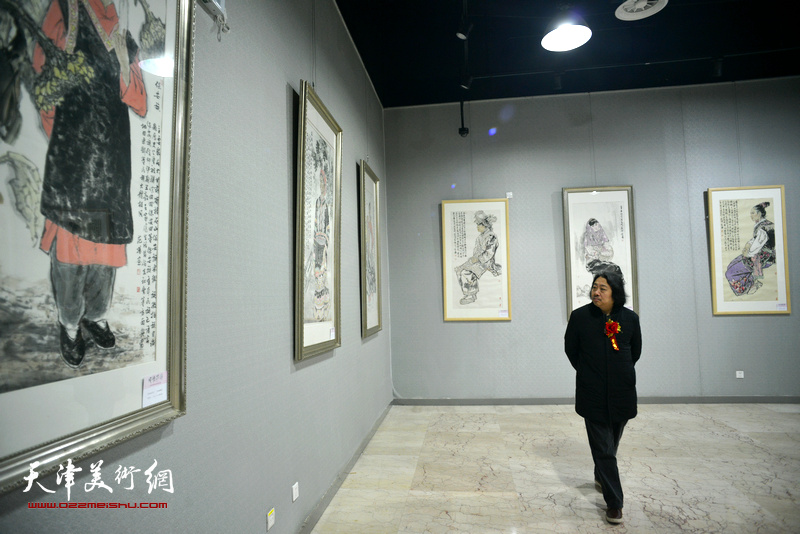 贾广健在画展现场观看展品。