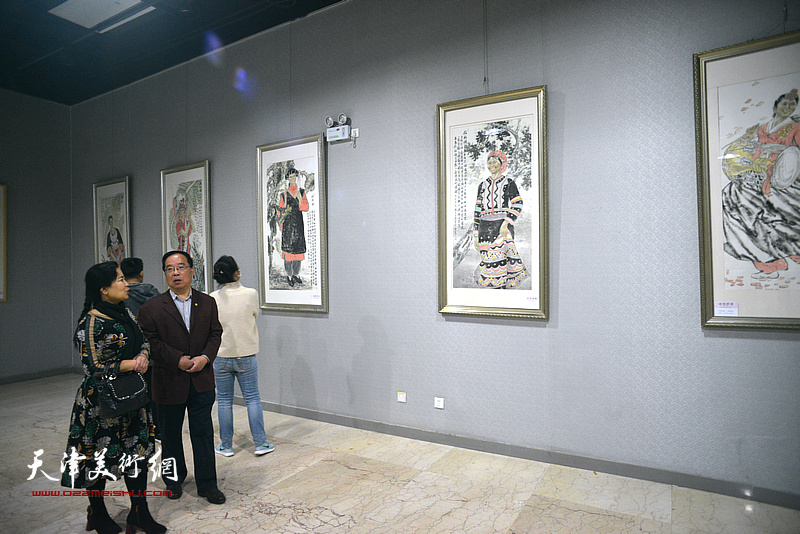 “嵕情渭韵”范扬中国人物画作品展现场。