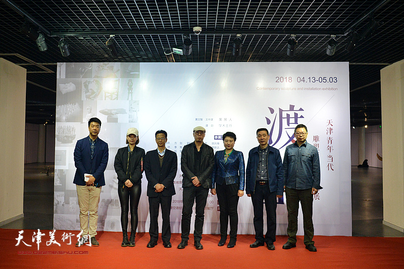 左起：王中谋、李隽、闫红军、谭勋、王萍、朱永年、黄文智在画展现场。